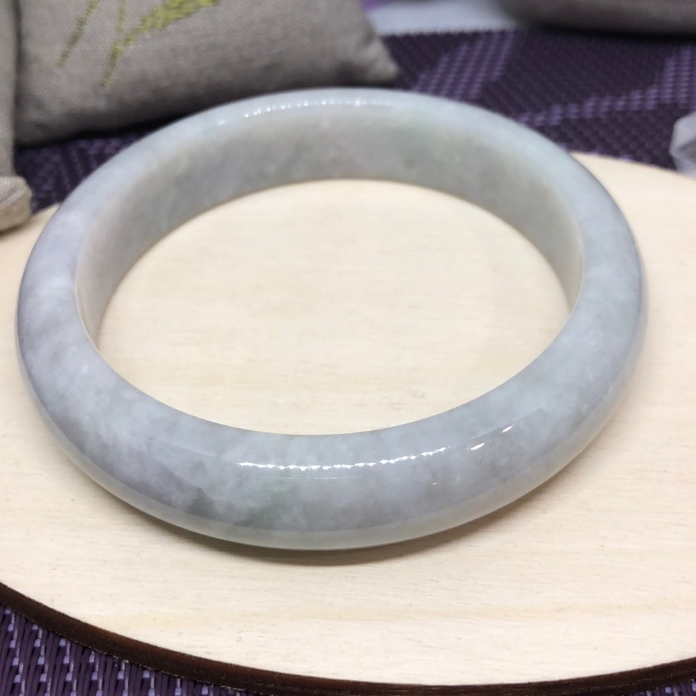 58.5mm white and very light lavender jade bangle